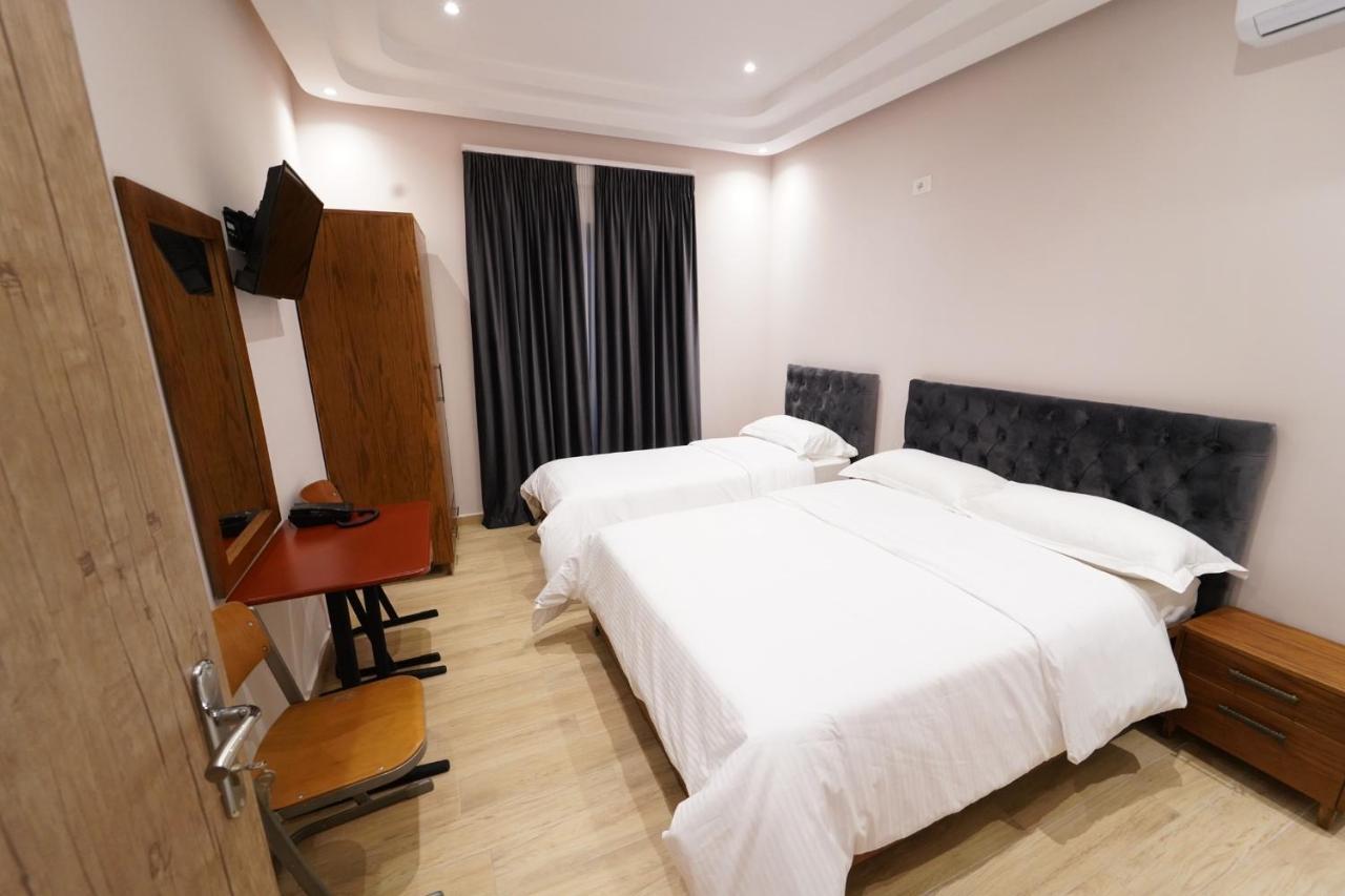 Sr99 Hotel ติรานา ภายนอก รูปภาพ