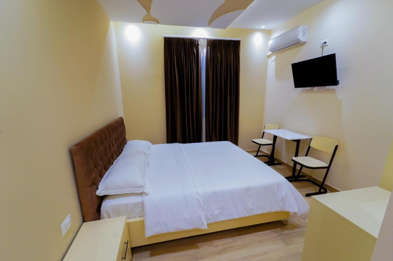 Sr99 Hotel ติรานา ภายนอก รูปภาพ