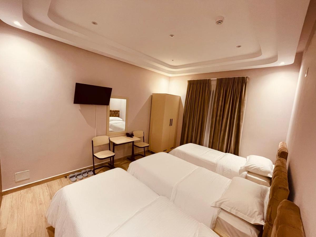 Sr99 Hotel ติรานา ภายนอก รูปภาพ