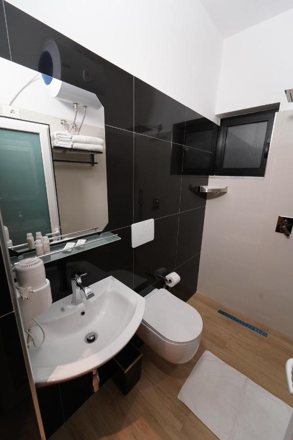 Sr99 Hotel ติรานา ภายนอก รูปภาพ