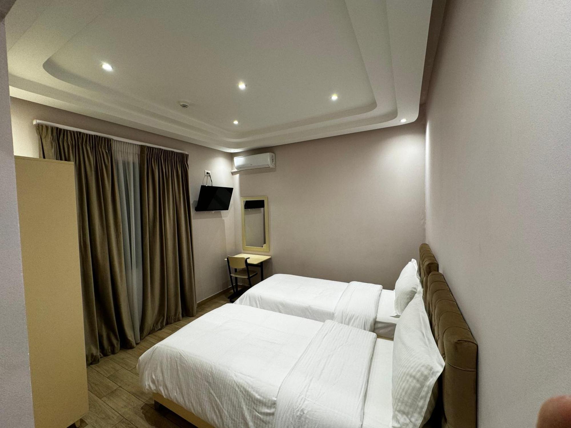 Sr99 Hotel ติรานา ภายนอก รูปภาพ